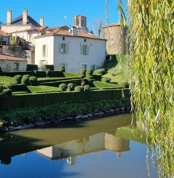 Le Pavillon Bleu Vouvant - Gite Maison Esterno foto